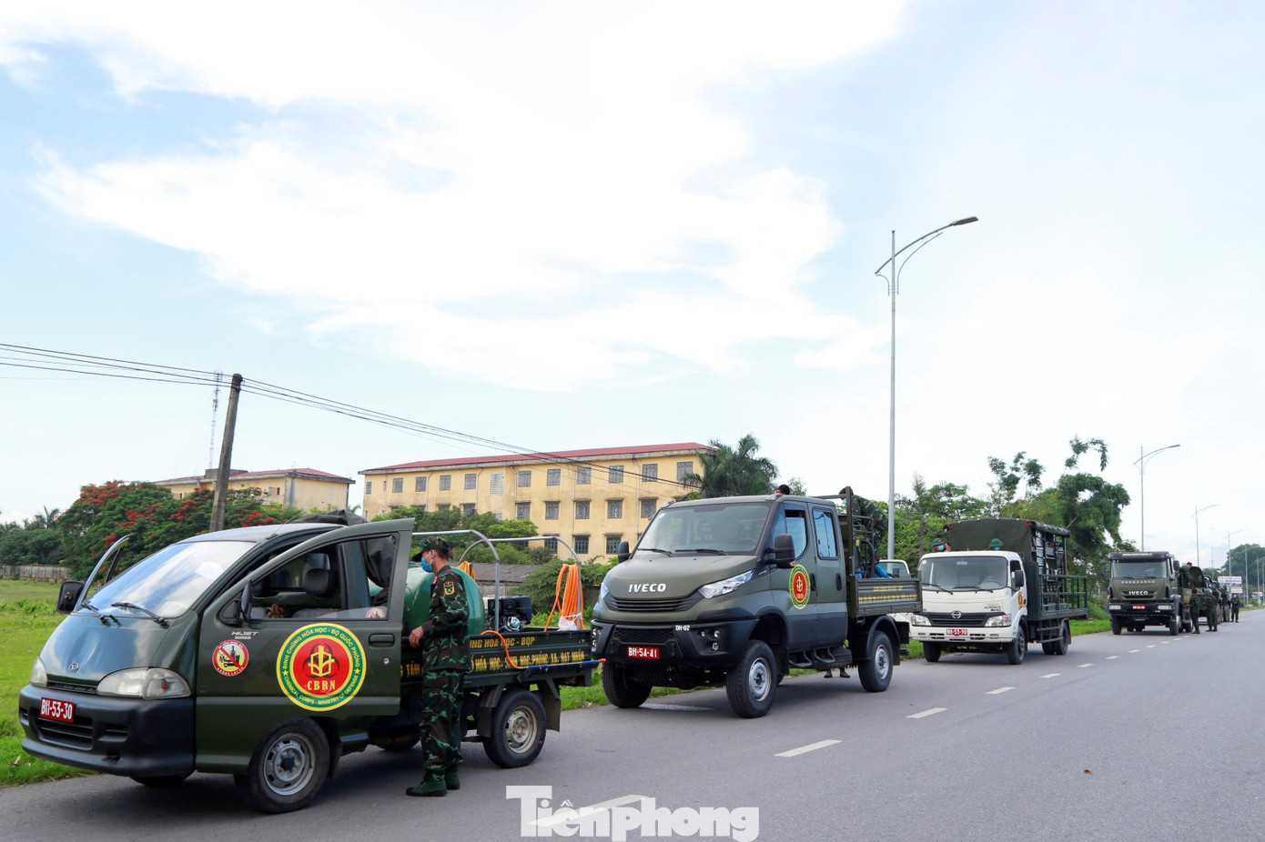 Khu vực tập kết phương tiện trước khi tiến hành tiêu độc, khử trùng Khu vực tập kết phương tiện trước khi tiến hành tiêu độc, khử trùng