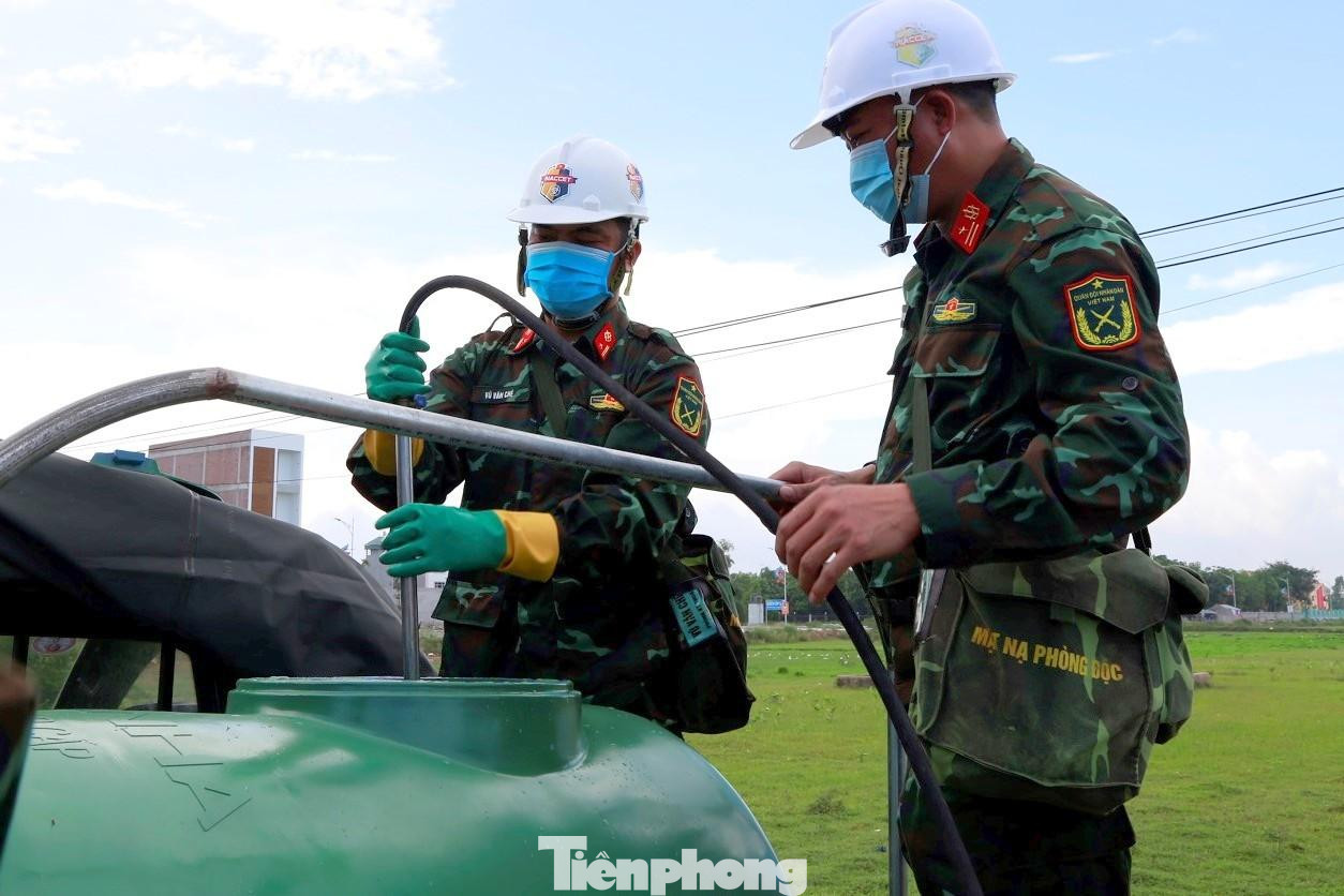 Chiến sĩ phòng hóa pha chế dung dịch khử khuẩn Chiến sĩ phòng hóa pha chế dung dịch khử khuẩn