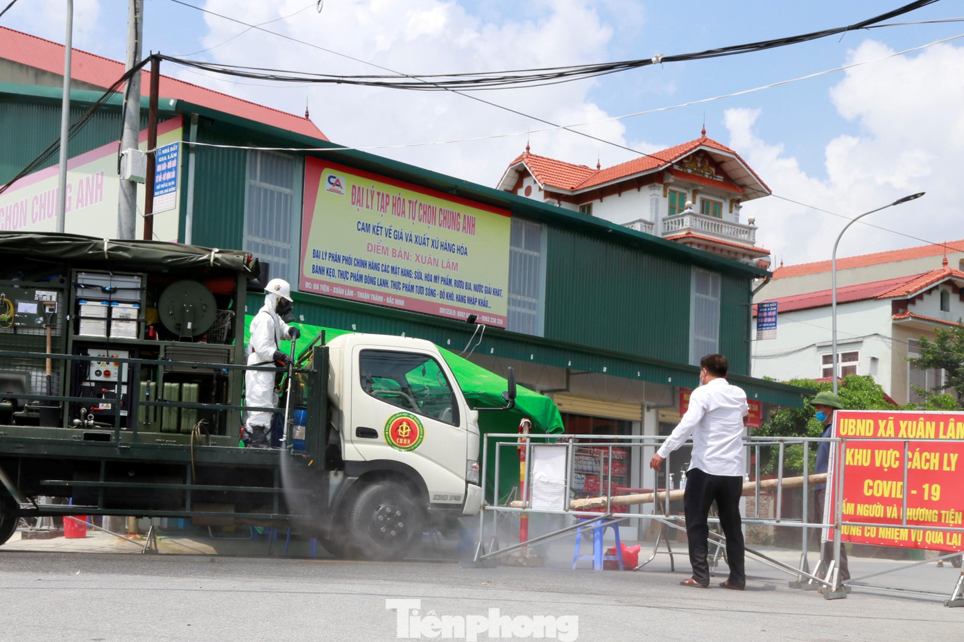 Tiến vào khu vực cách ly ở xã Xuân Lâm, huyện Thuận Thành Tiến vào khu vực cách ly ở xã Xuân Lâm, huyện Thuận Thành