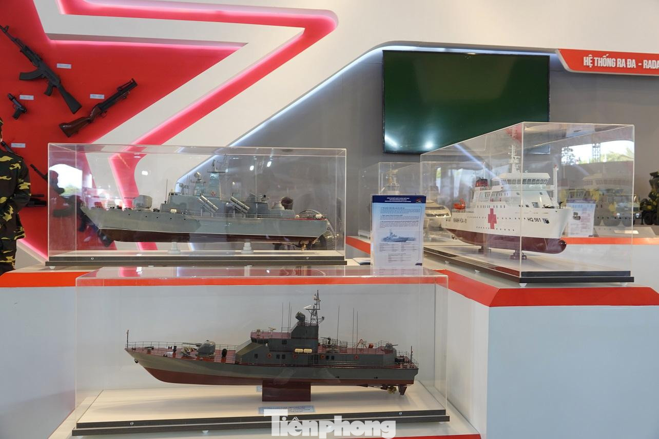 Một số mô hình tàu chiến và tàu chuyên dụng cho lực lượng chấp pháp trên biển do Việt Nam đóng mới