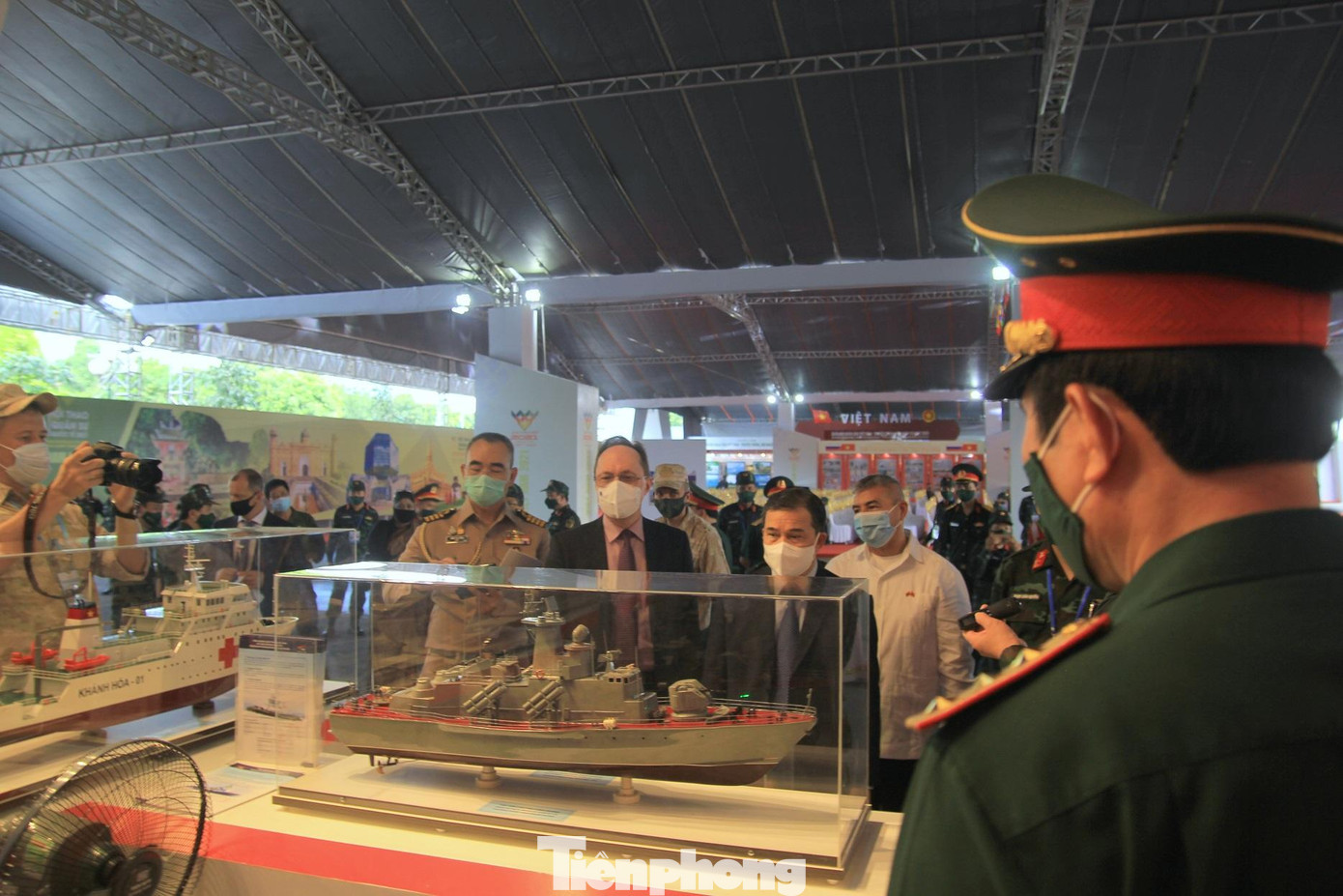 Triển lãm trưng bày khoảng 200 sản phẩm tiêu biểu của ngành Công nghiệp Quốc phòng Việt Nam, được chia thành 3 khu vực chính: Các loại súng, đạn, khí tài quang và bán thành phẩm; tàu quân sự; một số trang bị quân sự công nghệ cao.