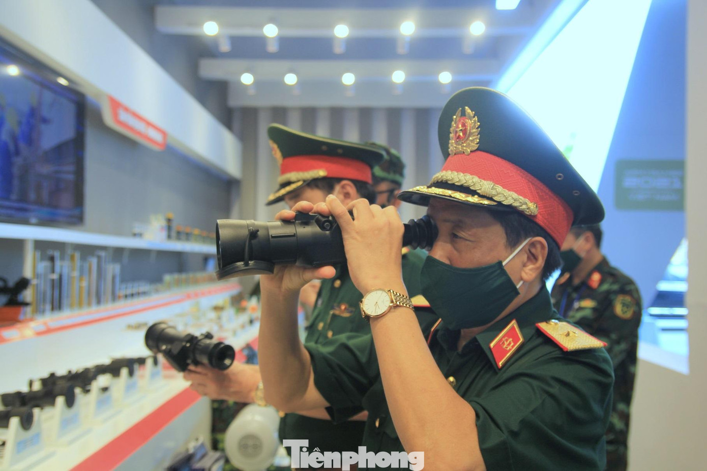 Các thiết bị Quang điện tử do Viettel nghiên cứu sản xuất được các đại biểu đặc biệt quan tâm