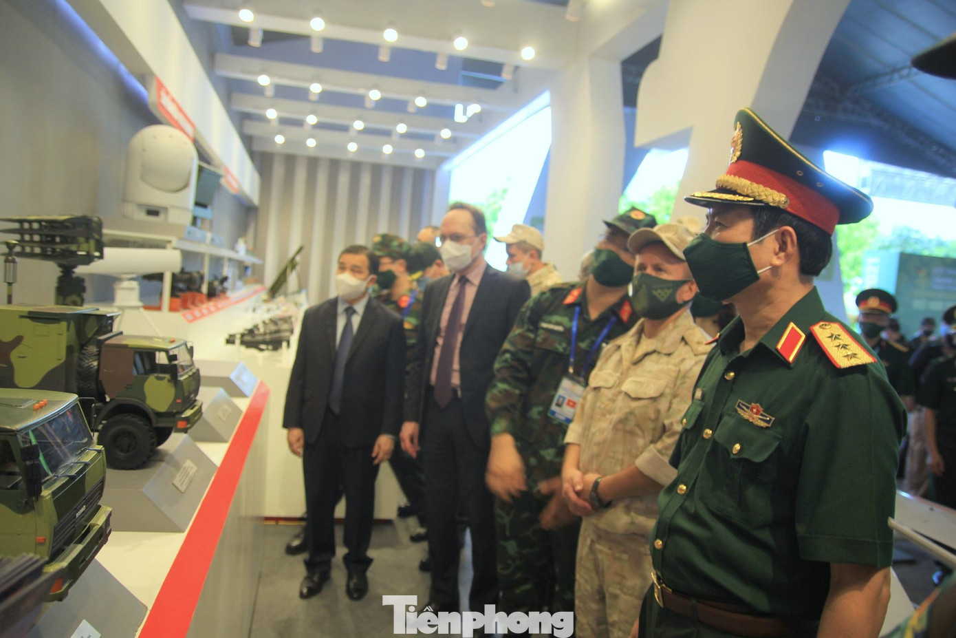 Tổng Tham mưu trưởng QĐND Việt Nam Nguyễn Tân Cương cùng các đại biểu tham quan khu vực triển lãm vũ khí, trang bị do Việt Nam sản xuất