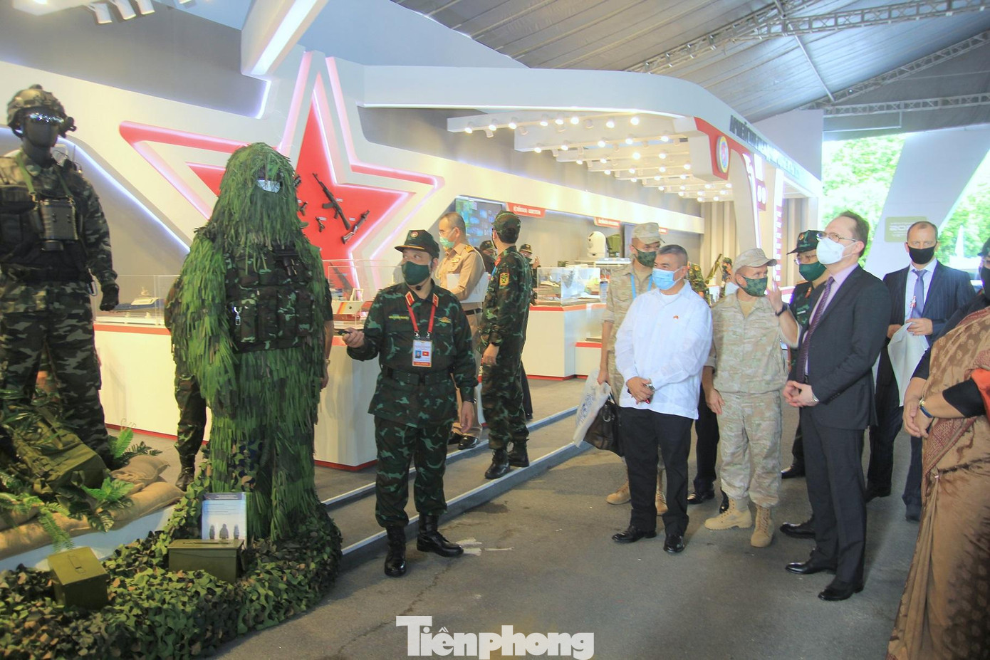 Các đại biểu tham quan khu triển lãm trưng bày vũ khí, trang bị