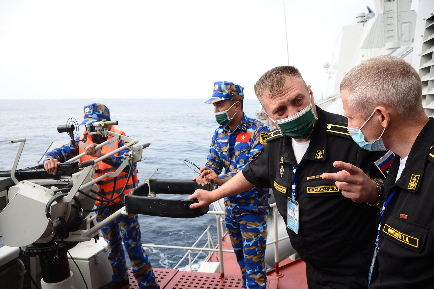 Tổ trọng tài kiểm tra tình trạng súng 14,5mm trên tàu Quang Trung trước khi thực hiện bài thi.