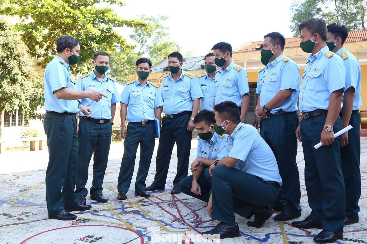 Rút kinh nghiệm bay biểu diễn hiệp đồng giữa chỉ huy bay, phi công, dẫn đường của đội tuyển Trung đoàn 921