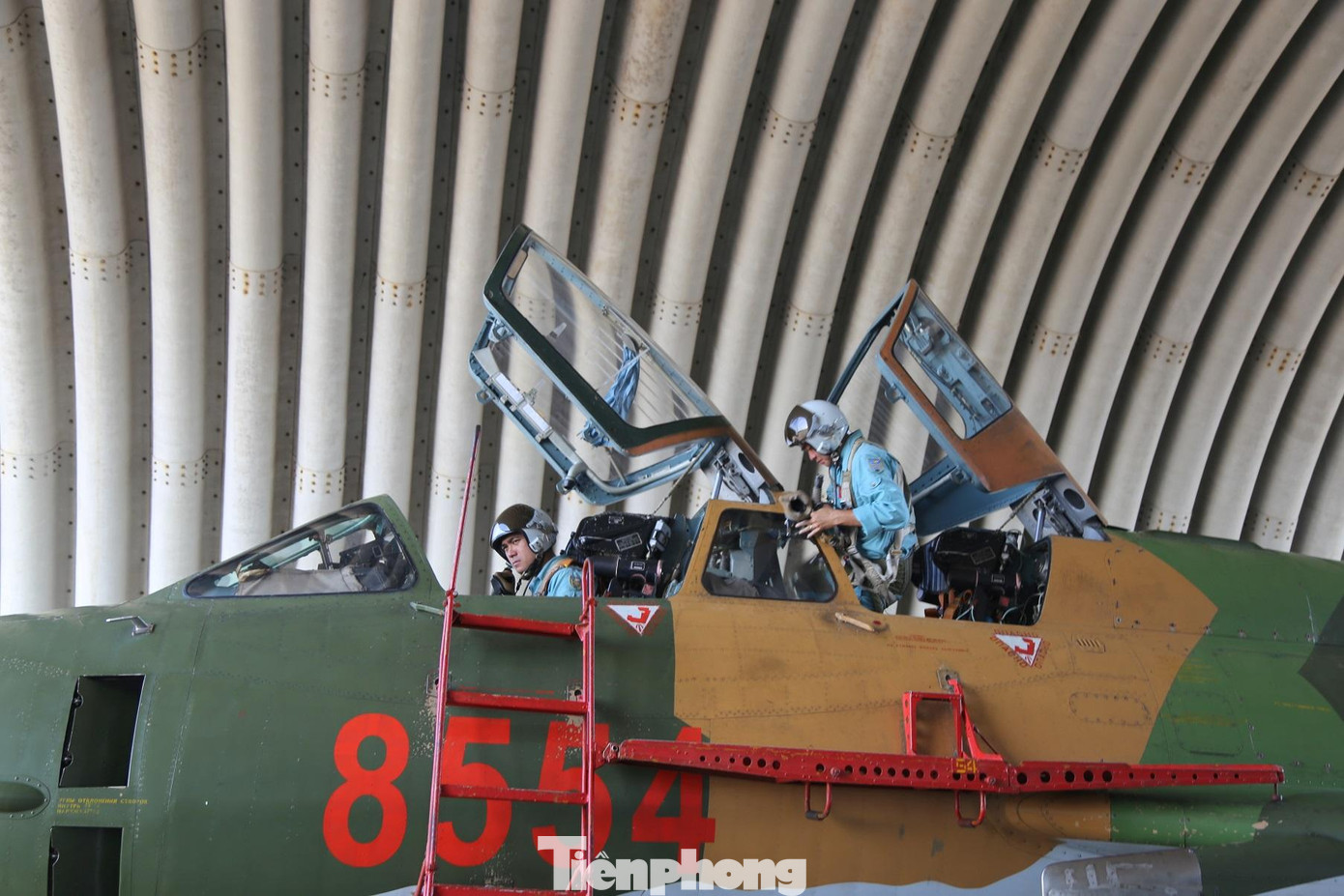 Một tổ bay chuẩn bị cất cánh