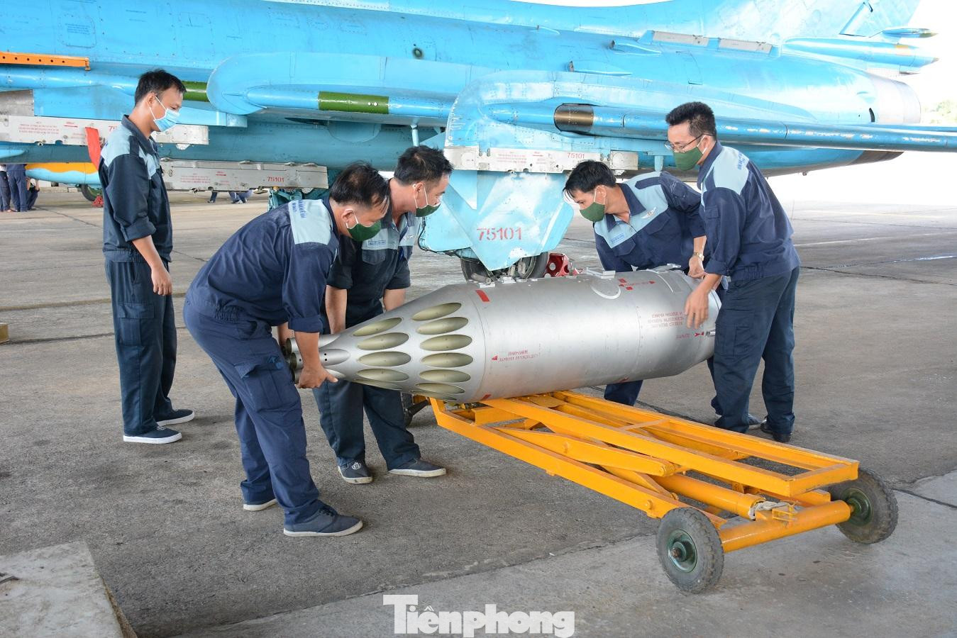 Nhân viên kỹ thuật treo rốc két cho chiến đấu cơ Su-22 thực hiện nhiệm vụ