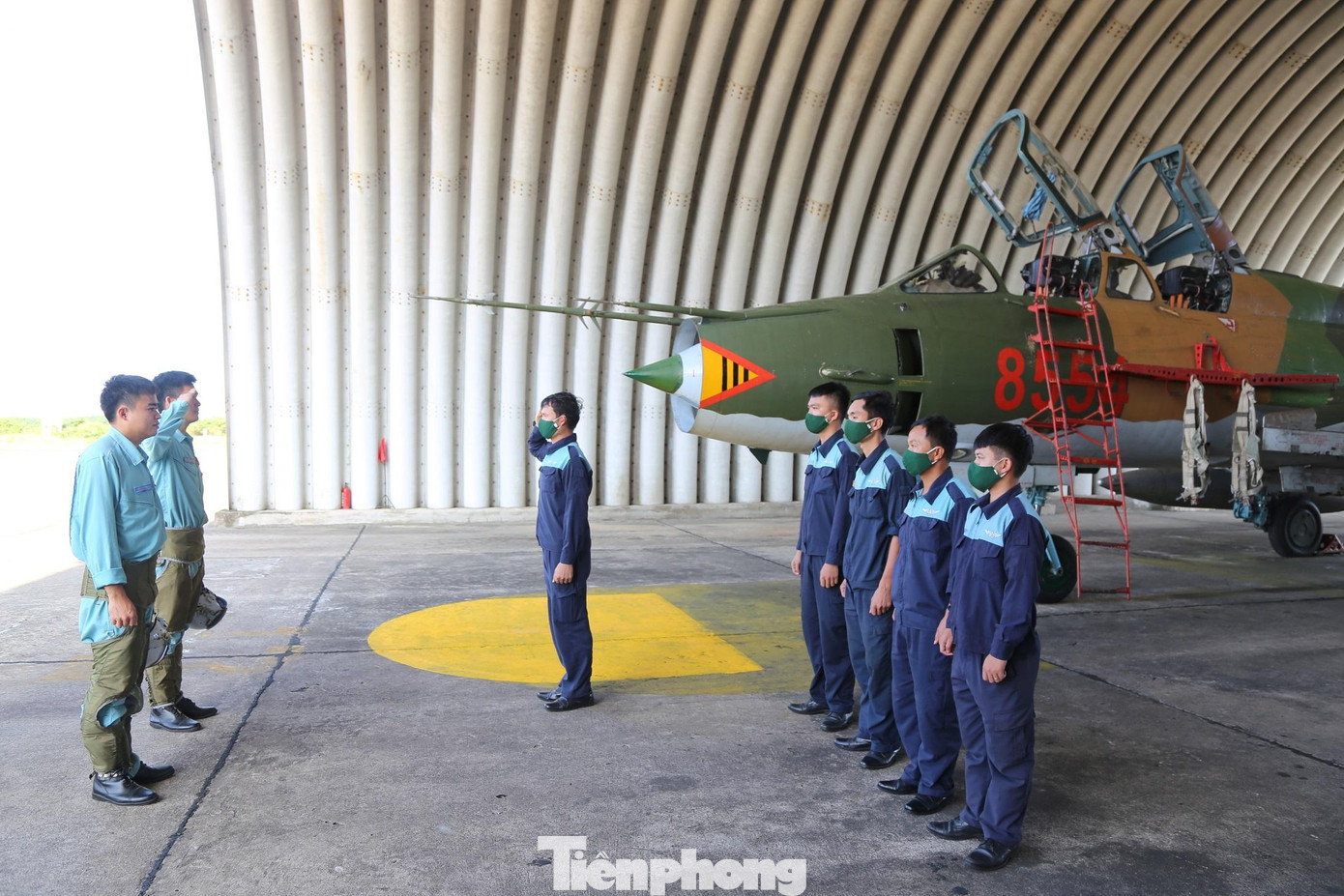 Phi công Trung đoàn 921 tiếp thu máy bay