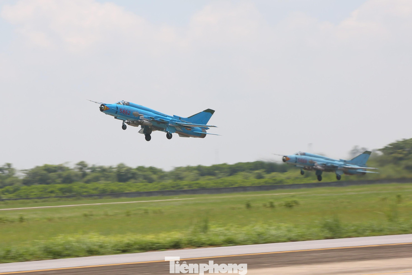 Biên đội Su-22 của Trung đoàn 921 (Sư đoàn 371) cất cánh thực hiện nhiệm vụ. Ảnh: Đình Ký