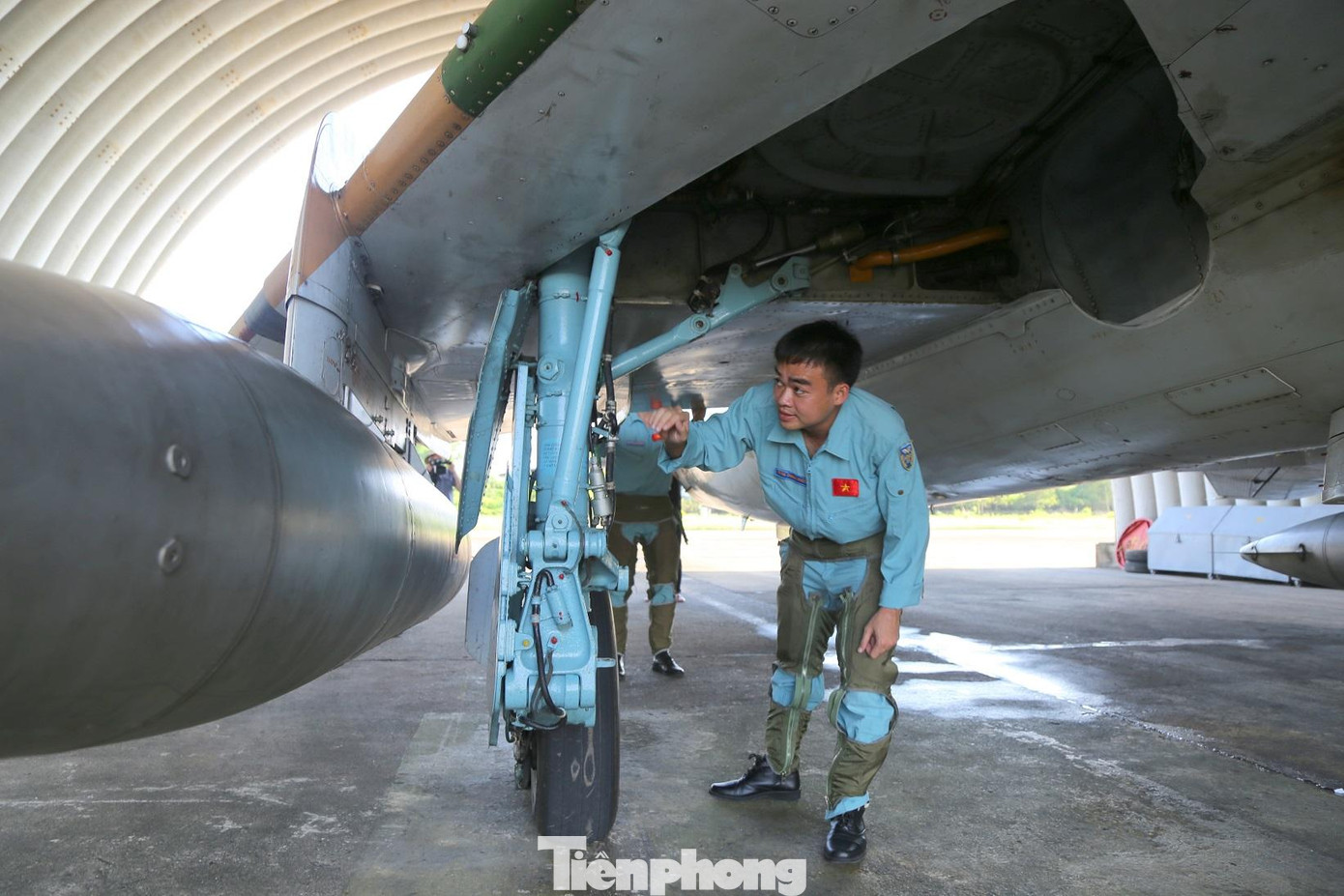 Phi công kiểm tra vũ khí trang bị trước khi thực hiện bắn ném