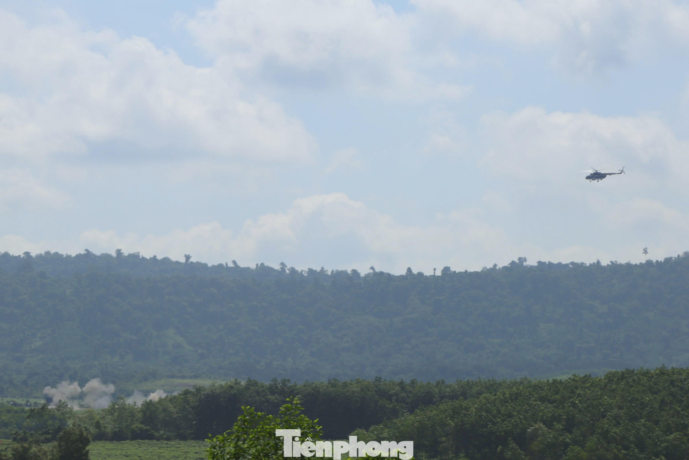 Tổ bay Mi-8 của Trung đoàn 916 (Sư đoàn 371) thực hiện nhiệm vụ bắn ném