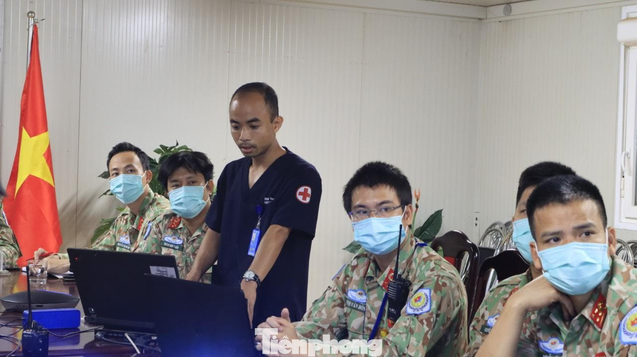 Ngày thứ hai, y bác sĩ hai BVDC tiếp tục trao đổi về các mặt bệnh hay xảy ra tại hai bệnh viện như xử trí rắn cắn, xử trí đau sau phẫu thuật bụng, hội chứng vành cấp... Ngày thứ hai, y bác sĩ hai BVDC tiếp tục trao đổi về các mặt bệnh hay xảy ra tại hai bệnh viện như xử trí rắn cắn, xử trí đau sau phẫu thuật bụng, hội chứng vành cấp...