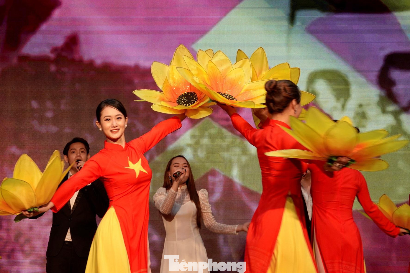 Biểu diễn văn nghệ tại lễ kỷ niệm Biểu diễn văn nghệ tại lễ kỷ niệm