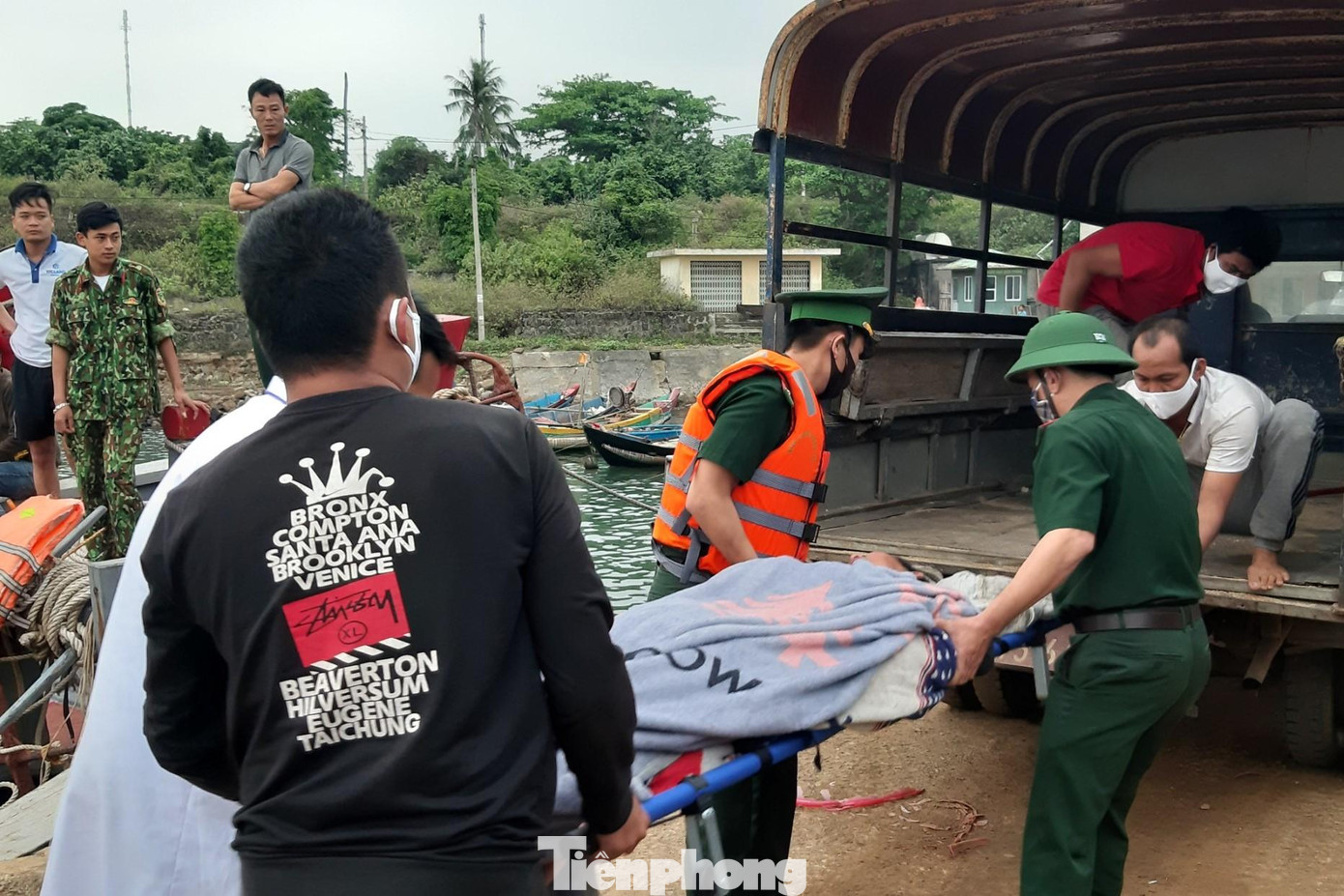 Đồn Biên phòng Cồn Cỏ đưa ngư dân bị nạn trên biển vào đất liền cấp cứu. Ảnh: CTV Đồn Biên phòng Cồn Cỏ đưa ngư dân bị nạn trên biển vào đất liền cấp cứu. Ảnh: CTV