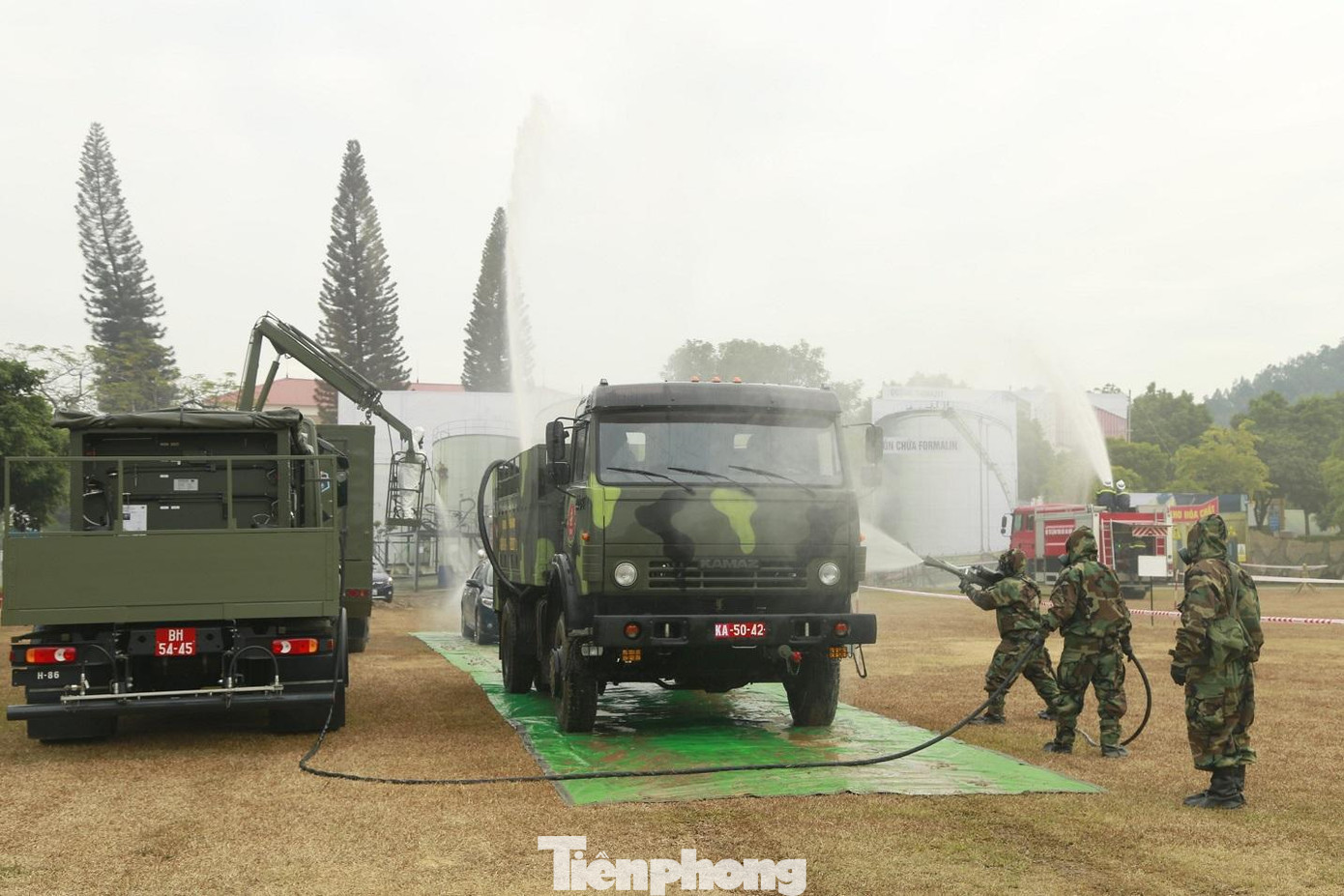 Tiêu tẩy, vệ sinh phương tiện tham gia ứng phó, khắc phục, làm sạch môi trường Tiêu tẩy, vệ sinh phương tiện tham gia ứng phó, khắc phục, làm sạch môi trường