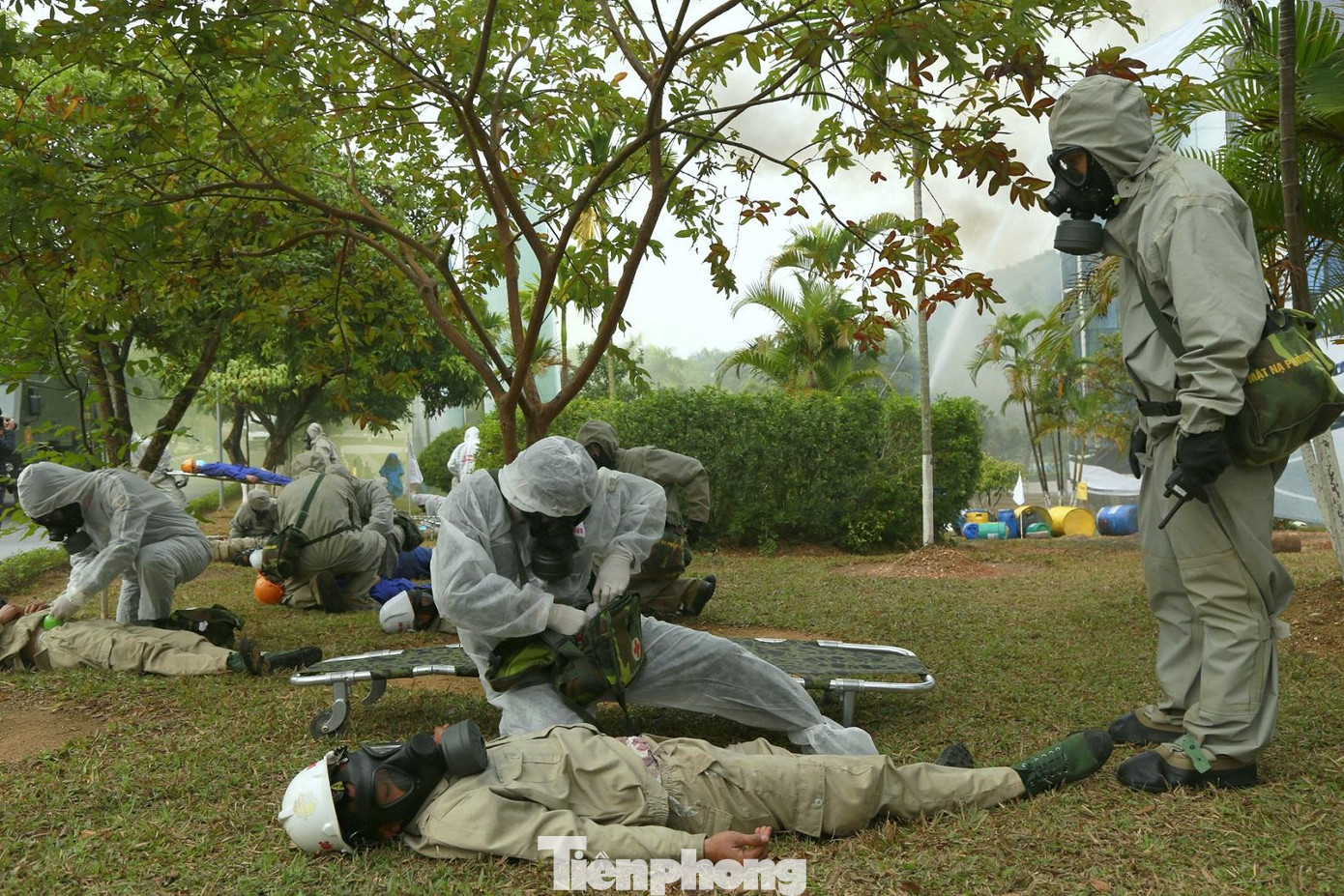 Lực lượng Quân y cứu chữa các nạn nhân tại hiện trường Lực lượng Quân y cứu chữa các nạn nhân tại hiện trường