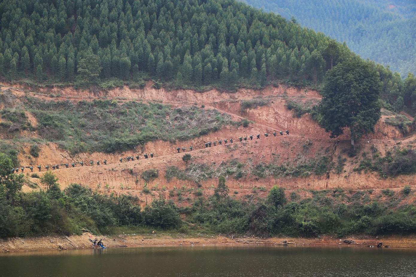 Cán bộ, chiến sĩ Trung đoàn 12 tổ chức hành quân rèn luyện vượt qua những cung đường khó