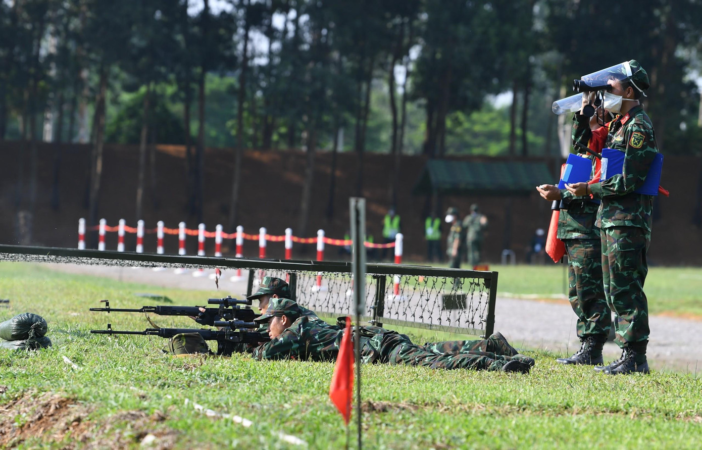 Cặp xạ thủ đội tuyển QĐND Việt Nam thực hiện bắn súng trường tấn công