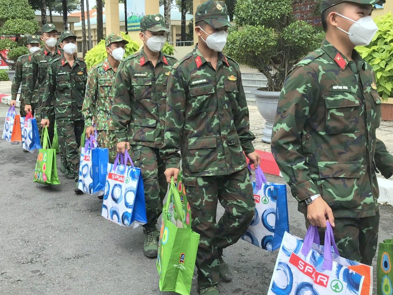 Lực lượng Quân đội đưa các phần quà tới các bệnh viện điều trị bệnh nhân COVID-19 Lực lượng Quân đội đưa các phần quà tới các bệnh viện điều trị bệnh nhân COVID-19