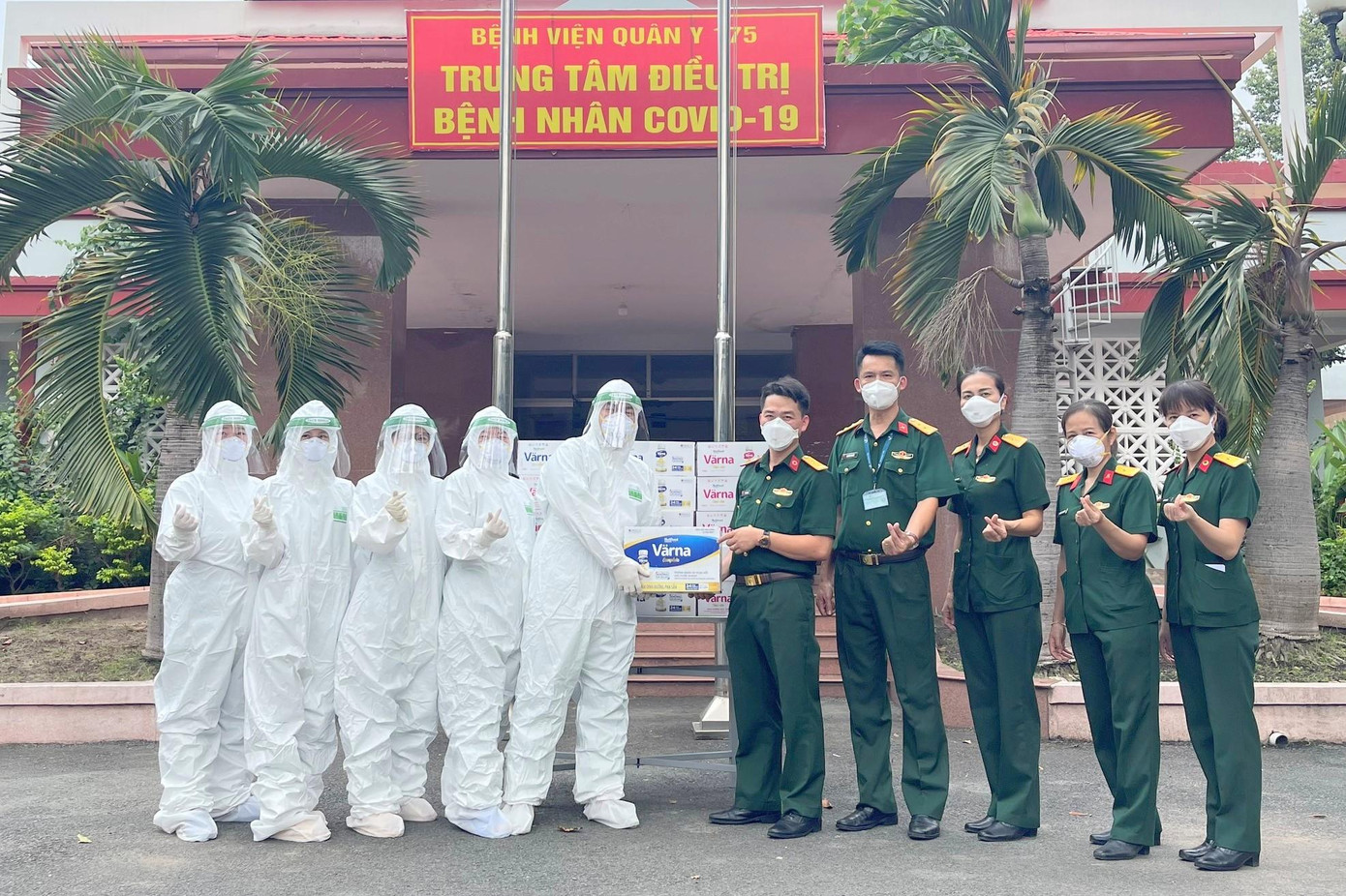 Bàn giao các phần quà cho Trung tâm Điều trị COVID-19 thuộc Bệnh viện Quân y 175 để gửi tặng các bệnh nhân cao tuổi Bàn giao các phần quà cho Trung tâm Điều trị COVID-19 thuộc Bệnh viện Quân y 175 để gửi tặng các bệnh nhân cao tuổi