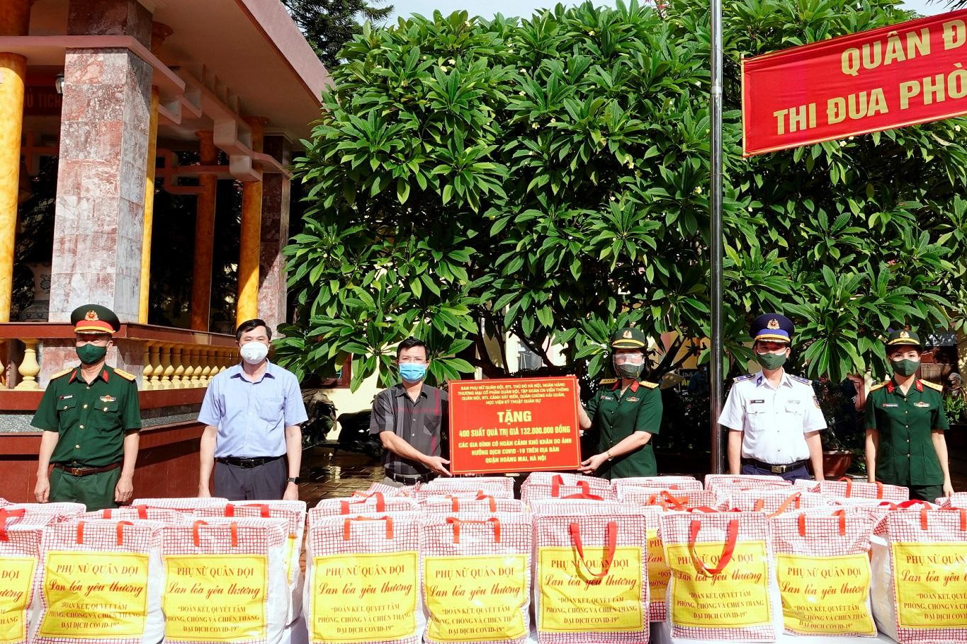 Đại diện các đơn vị trao tặng 400 suất quà cho người dân quận Hoàng Mai Đại diện các đơn vị trao tặng 400 suất quà cho người dân quận Hoàng Mai