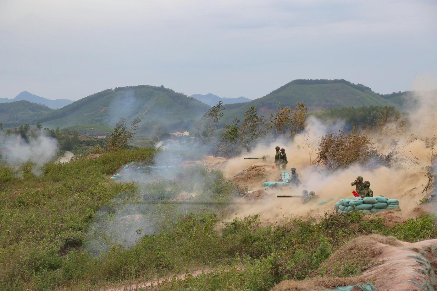 Các phân đội hỏa lực nổ súng chế áp, tiêu diệt mục tiêu