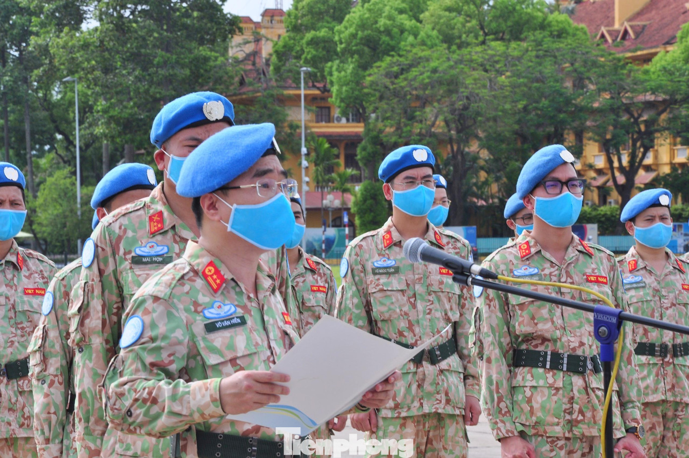 Trung tá Võ Văn Hiển báo cáo với Bác những kết quả đạt được của BVDC 2.2 trong nhiệm kỳ công tác tại Nam Sudan Trung tá Võ Văn Hiển báo cáo với Bác những kết quả đạt được của BVDC 2.2 trong nhiệm kỳ công tác tại Nam Sudan