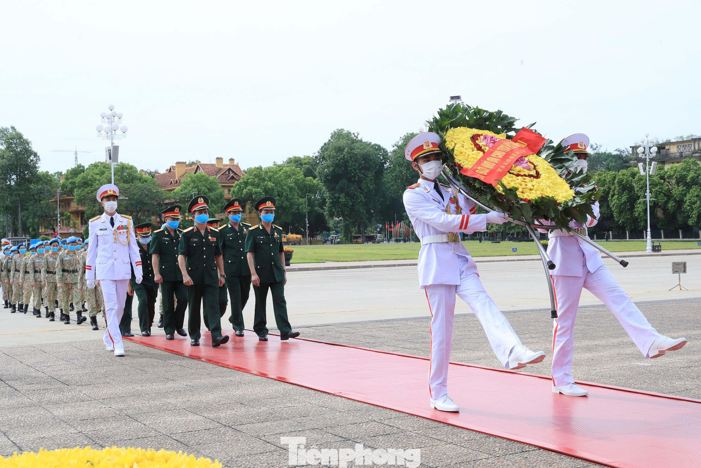 Các đại biểu dự Lễ báo công vào Lăng viếng Bác Các đại biểu dự Lễ báo công vào Lăng viếng Bác