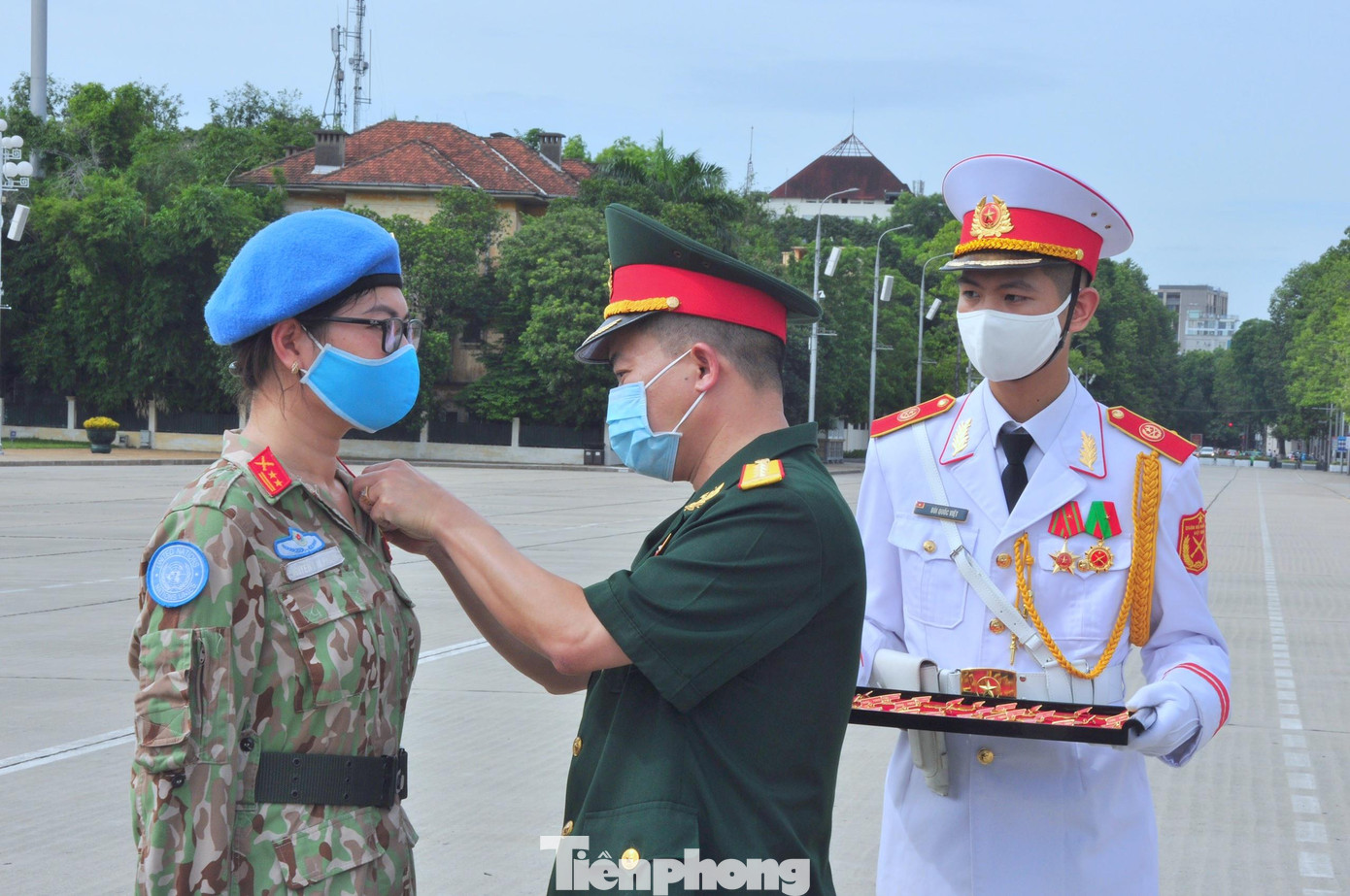 Lãnh đạo Bộ Tư lệnh Bảo vệ Lăng Chủ tịch Hồ Chí Minh gắn Huy hiệu Bác Hồ cho cán bộ, nhân viên BVDC 2.2 tại Lễ báo công Lãnh đạo Bộ Tư lệnh Bảo vệ Lăng Chủ tịch Hồ Chí Minh gắn Huy hiệu Bác Hồ cho cán bộ, nhân viên BVDC 2.2 tại Lễ báo công