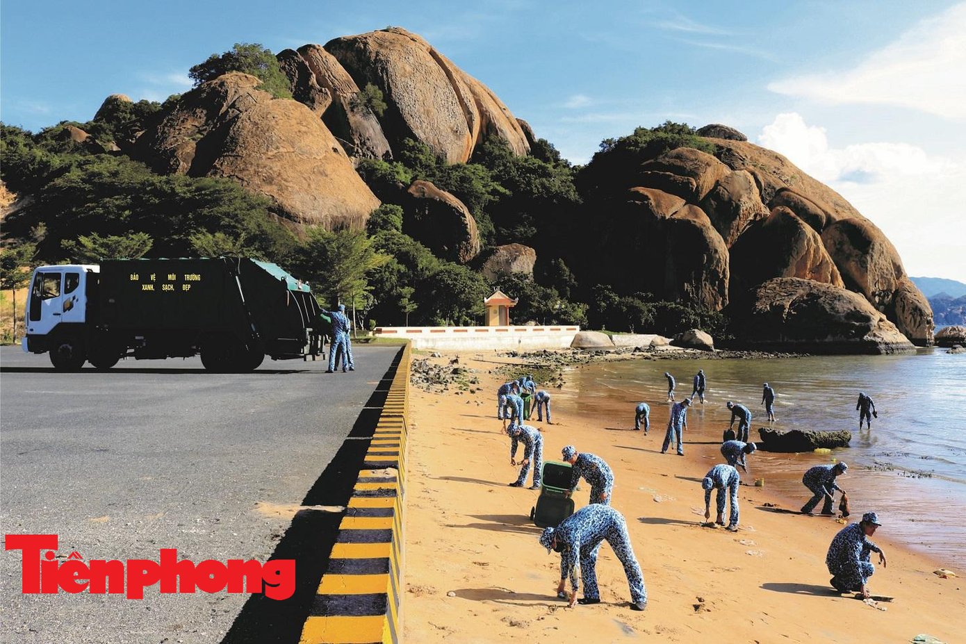 Cán bộ, thủy thủ Lữ đoàn tàu ngầm 189 thường xuyên vệ sinh môi trường bờ biển do Lữ đoàn quản lý