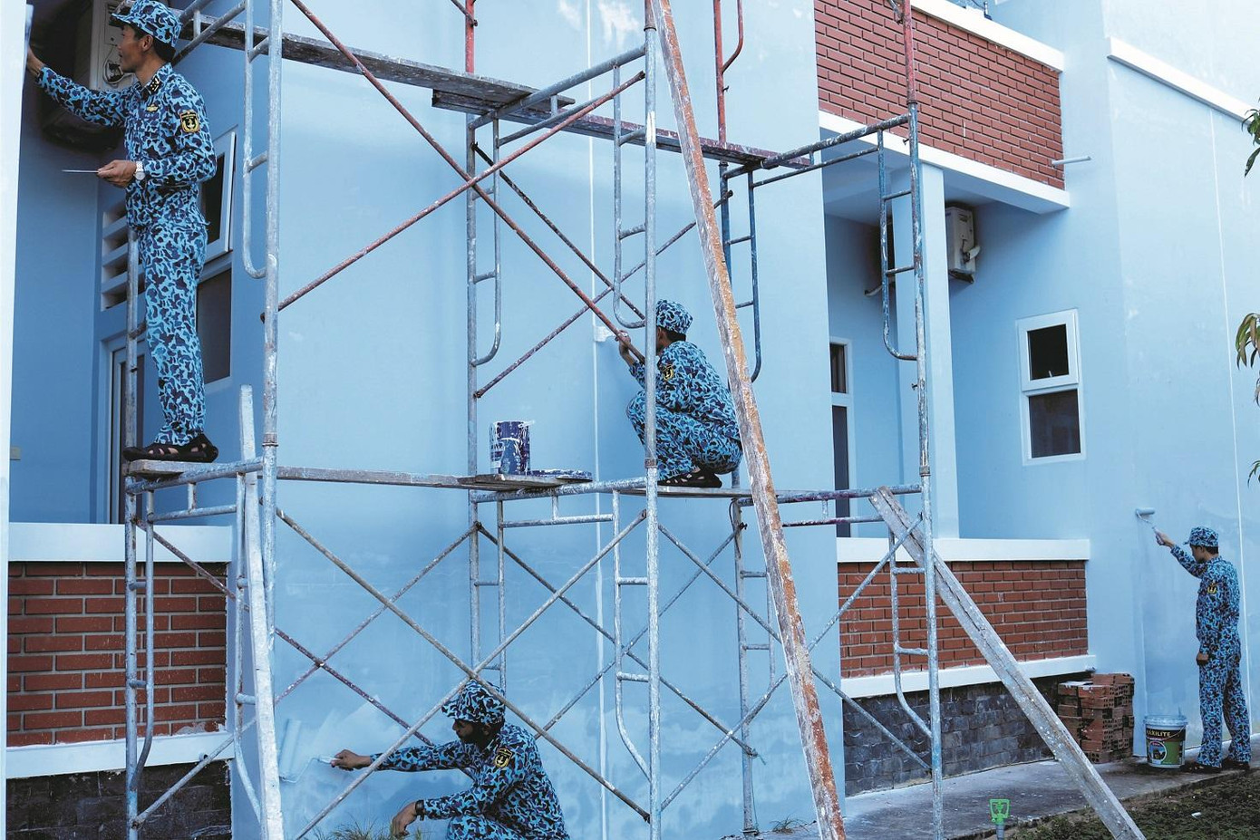 Cán bộ, thủy thủ Lữ đoàn 189 sơn sửa, bảo quản doanh trại