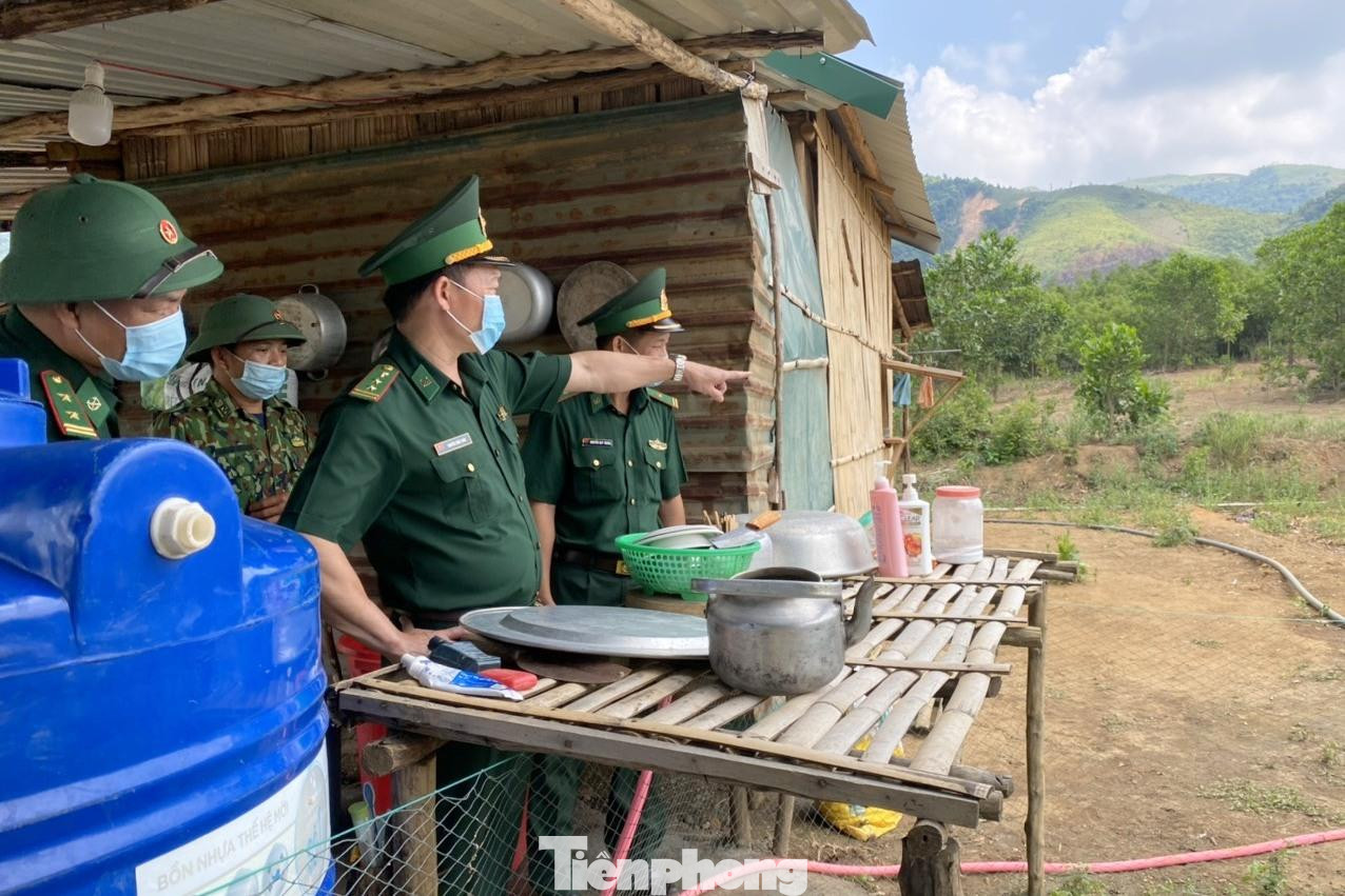 Thượng tá Nguyễn Xuân Toàn kiểm tra điều kiện ăn ở, sinh hoạt của cán bộ, chiến sĩ Đồn Biên phòng Hướng Lập và lực lượng phối hợp đang chốt trực trên biên giới Thượng tá Nguyễn Xuân Toàn kiểm tra điều kiện ăn ở, sinh hoạt của cán bộ, chiến sĩ Đồn Biên phòng Hướng Lập và lực lượng phối hợp đang chốt trực trên biên giới