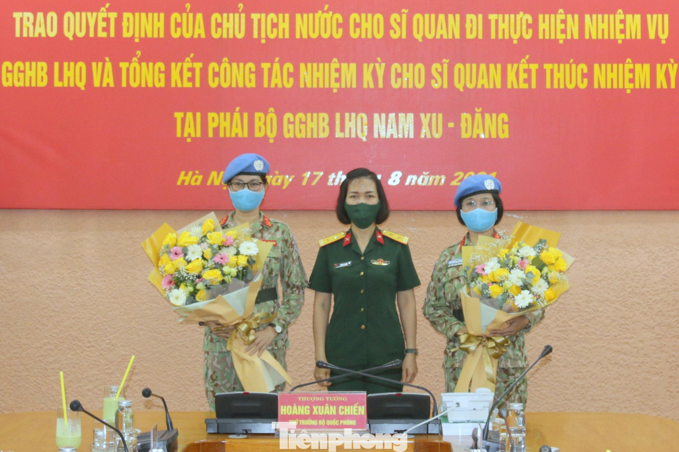 Lãnh đạo Ban Phụ nữ Quân đội tặng hoa chúc mừng Trung tá Vũ Thị Kim Oanh (bên phải) và Trung tá Nguyễn Thị Minh Phương