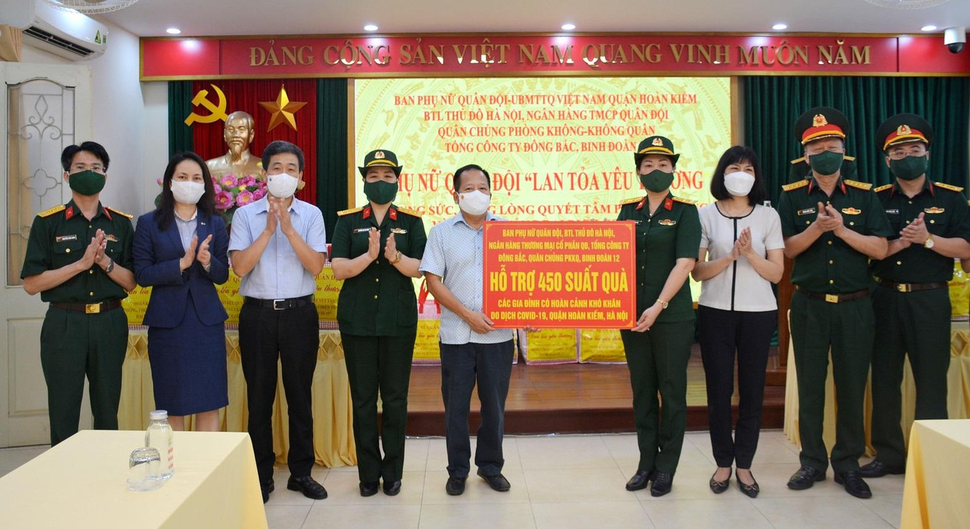 Ban Phụ nữ Quân đội và các đơn vị phối hợp trao tặng nhu yếu phẩm hỗ trợ người dân quận Hoàn Kiếm, chiều 16/9. Ban Phụ nữ Quân đội và các đơn vị phối hợp trao tặng nhu yếu phẩm hỗ trợ người dân quận Hoàn Kiếm, chiều 16/9.