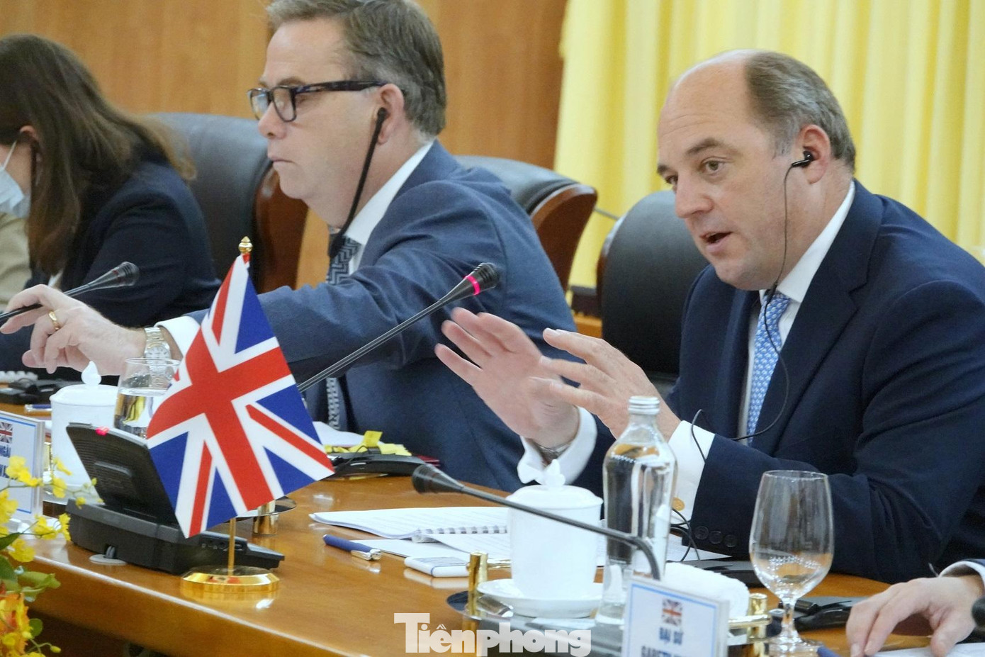 Bộ trưởng Robert Ben Lobban Wallace (bên phải) tại hội đàm