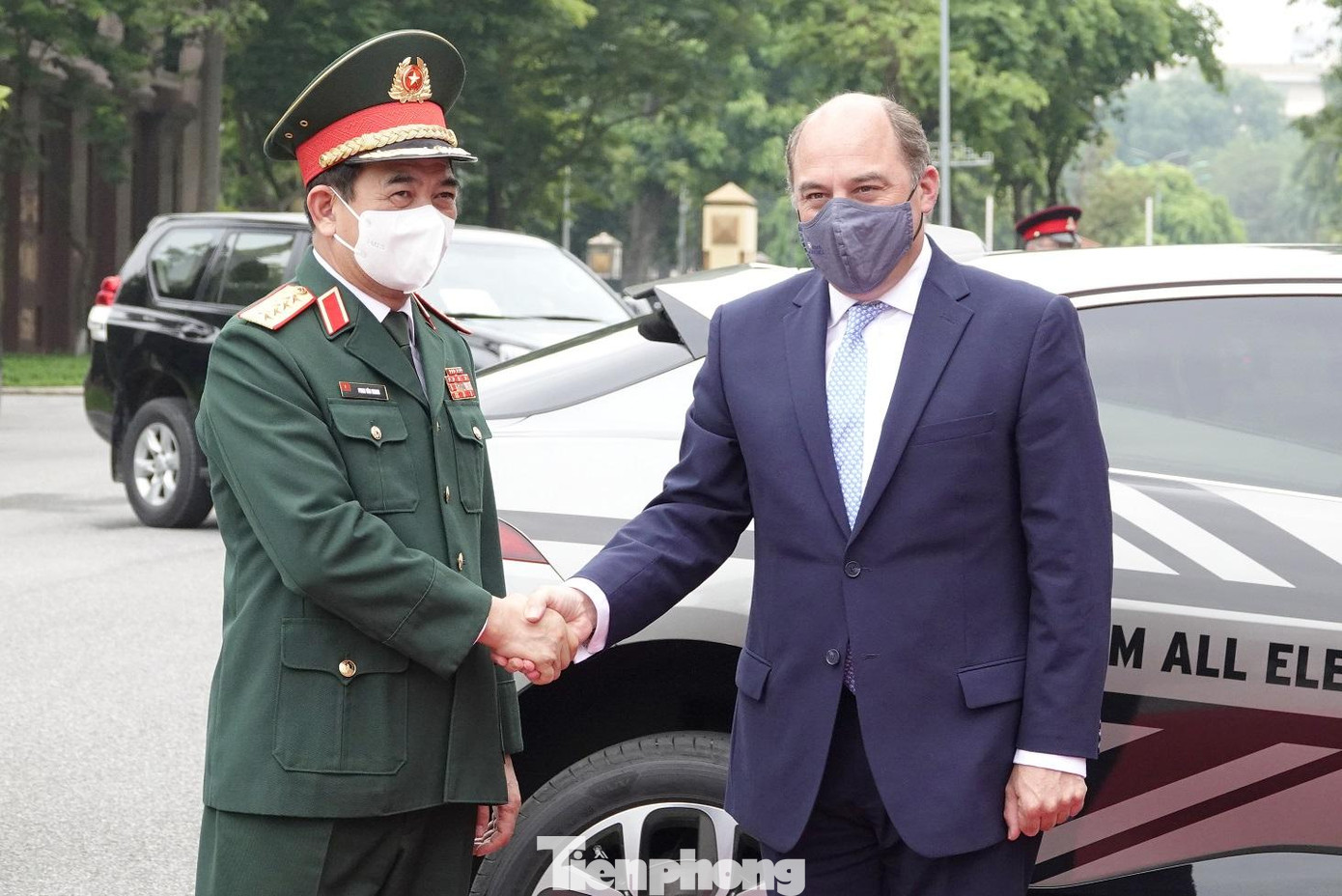 Bộ trưởng Phan Văn Giang đón Bộ trưởng Robert Ben Lobban Wallace tới Hà Nội hội đàm, sáng 22/7. Ảnh: Nguyễn Minh