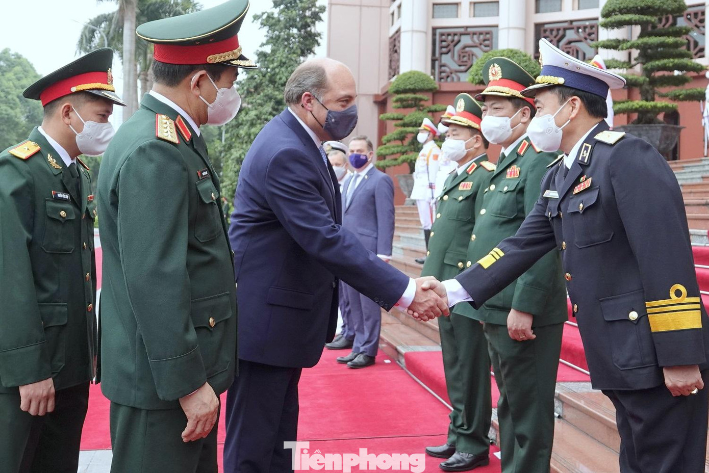 Tướng lĩnh cấp cao Việt Nam chào đón Bộ trưởng Robert Ben Lobban Wallace