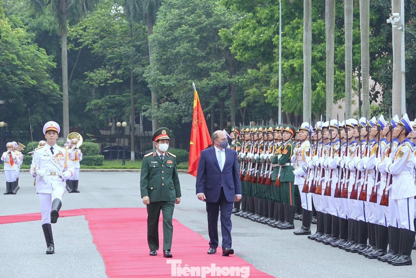 Hai Bộ trưởng duyệt Đội danh dự Quân đội nhân dân Việt Nam tại lễ đón Bộ trưởng Quốc phòng Robert Ben Lobban Wallace và đoàn đại biểu quân sự cấp cao Liên hiệp Vương quốc Anh và Bắc Ai-len. Ảnh: Nguyễn Minh