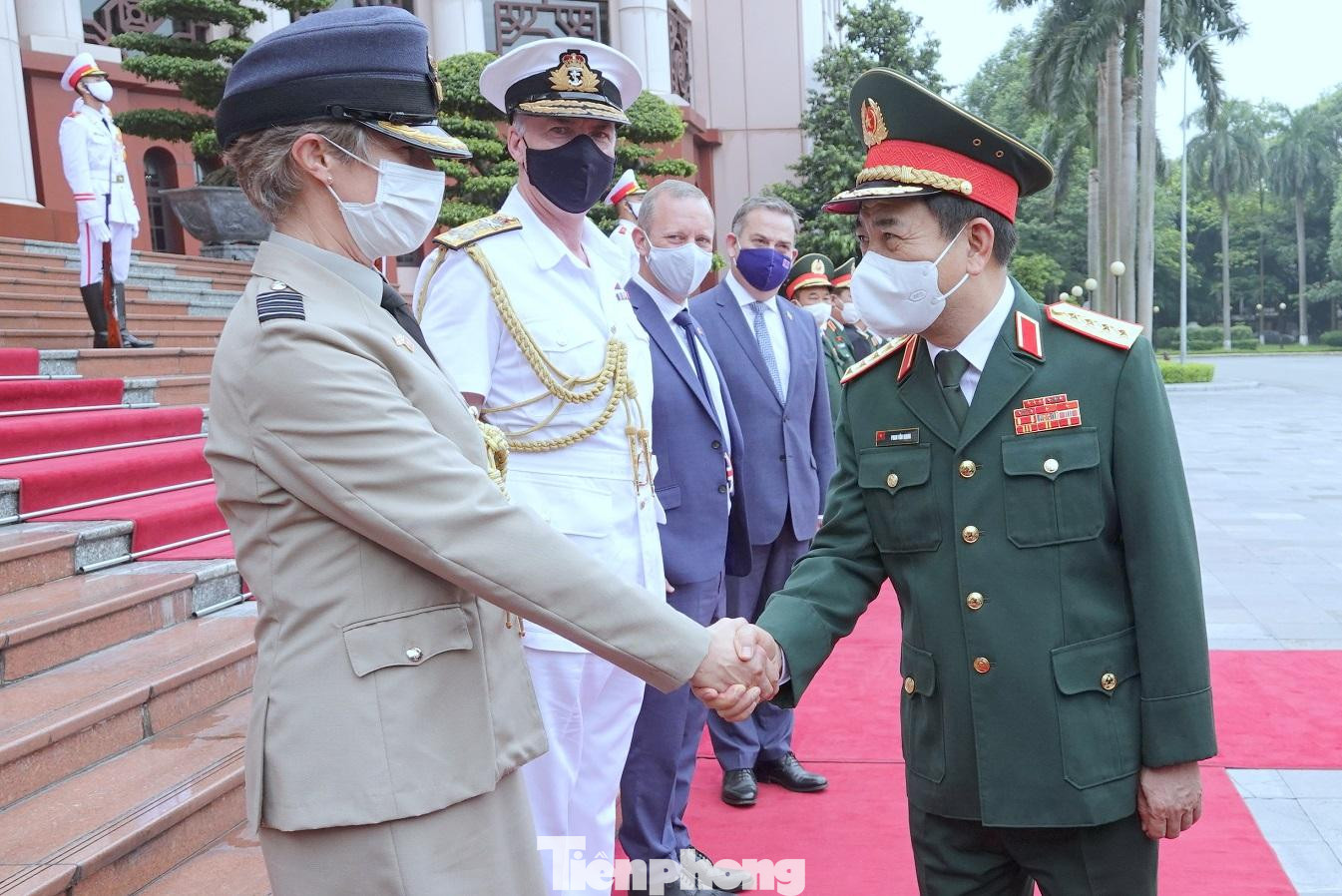 Bộ trưởng Phan Văn Giang và các đại biểu trong đoàn tháp tùng Bộ trưởng Robert Ben Lobban Wallace sang thăm Việt Nam