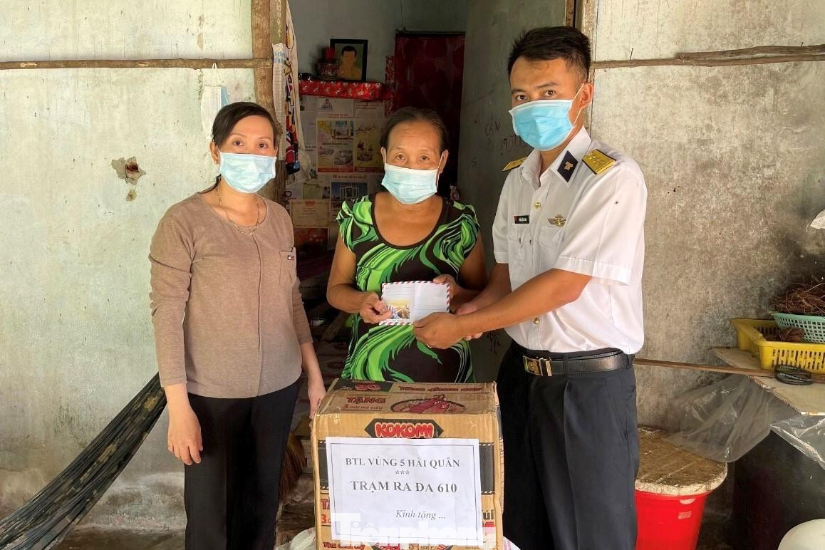 Đại diện Trạm ra đa 610, Tiểu đoàn 551 (Vùng 5 Hải quân) tặng quà cho người dân có hoàn cảnh khó khăn trên đảo Thổ Chu, tỉnh Kiên Giang
