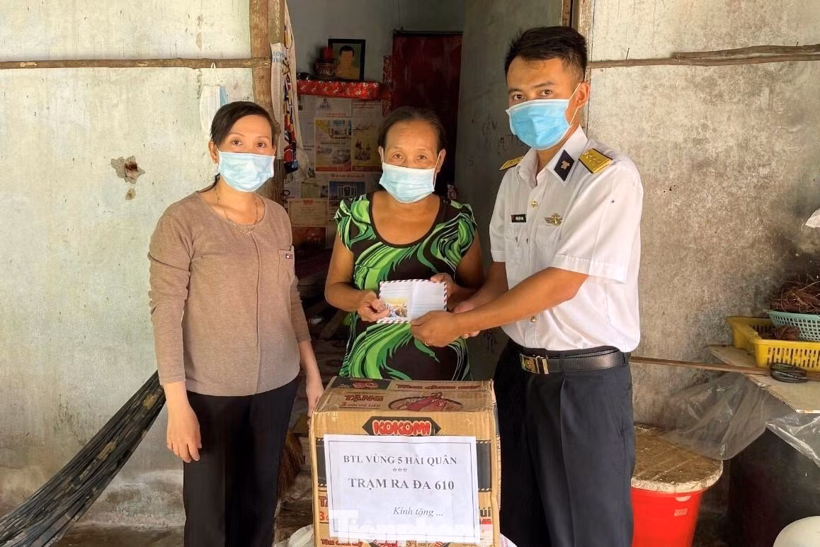 Đại diện Trạm ra đa 610, Tiểu đoàn 551 (Vùng 5 Hải quân) tặng quà cho người dân có hoàn cảnh khó khăn trên đảo Thổ Chu, tỉnh Kiên Giang