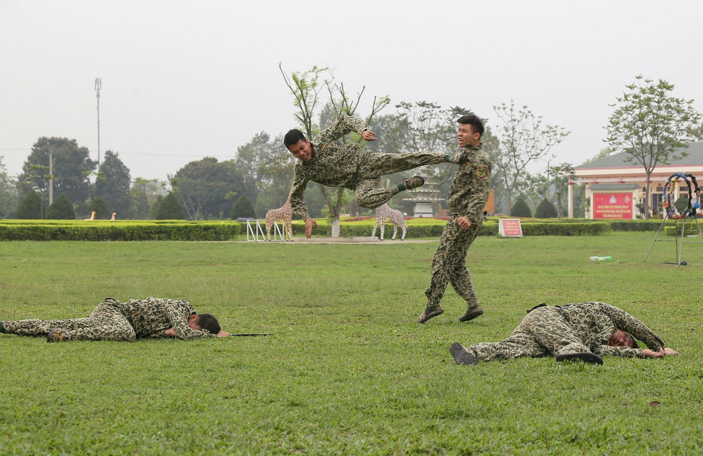 Thi đấu đối kháng trong nội dung Võ chiến đấu tổng hợp Thi đấu đối kháng trong nội dung Võ chiến đấu tổng hợp