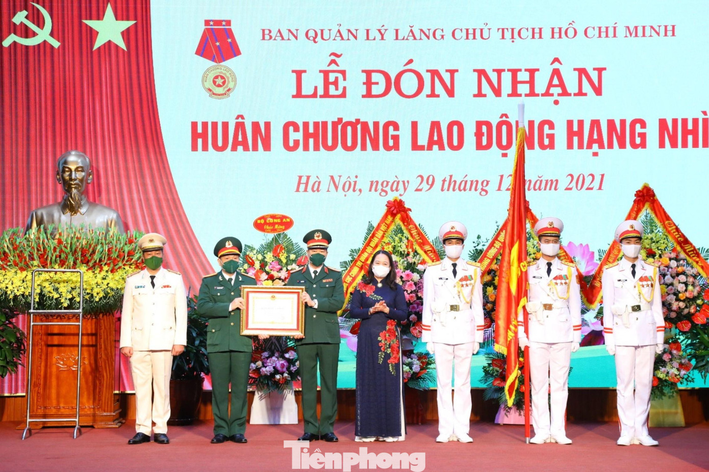 Phó Chủ tịch nước Võ Thị Ánh Xuân trao Huân chương Lao động hạng Nhì tặng Ban Quản lý Lăng