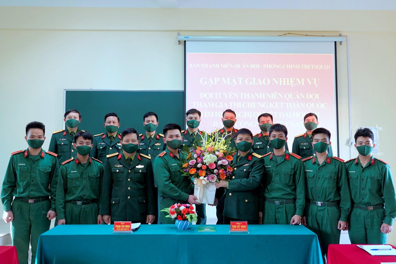 Ban Thanh niên Quân đội và Phòng Chính trị Trường Sĩ quan Lục quân 1 gặp mặt động viên Ban huấn luyện và các thành viên đội tuyển trước khi diễn ra vòng thi chung kết toàn quốc. Ảnh: Nguyễn Minh