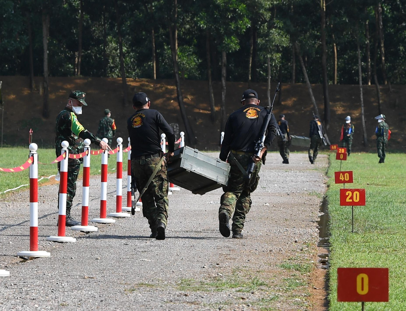 Cơ động hòm đạn nặng 80kg tới vị trí quy định