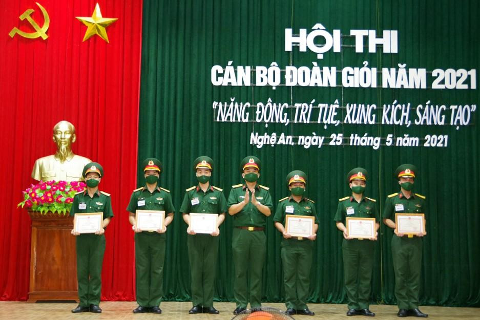 Thượng tá Nguyễn Văn An, Phó Chính ủy Sư đoàn 324 trao thưởng cho 6 cá nhân đạt giải nhất, nhì, ba trong hội thi