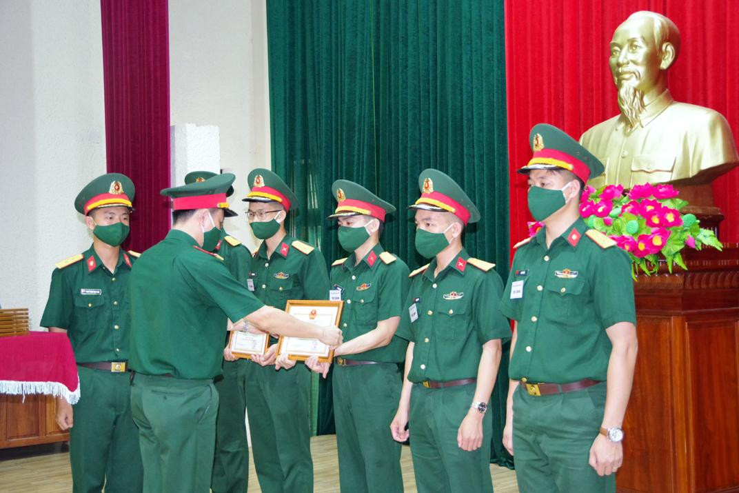 Trung tá Nguyễn Huy Long, Chủ nhiệm Chính trị Sư đoàn 324 trao tặng giấy chứng 11 cá nhân được công nhận cán bộ Đoàn giỏi 2021