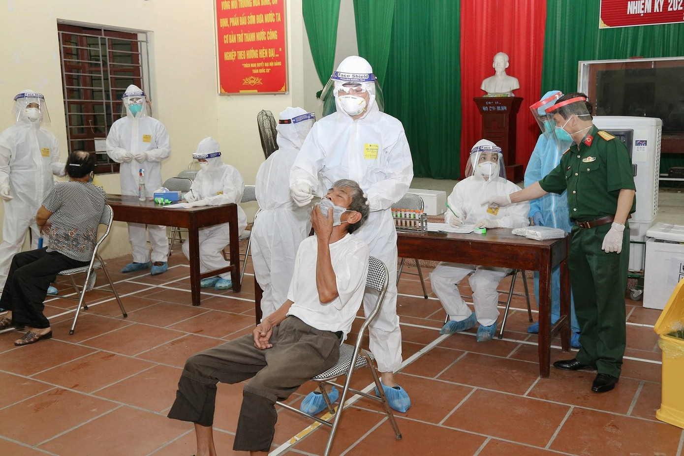 Bệnh viện Quân y 110 (Quân khu 1) lấy mẫu xét nghiệm COVID-19 cho người dân huyện Thuận Thành, tỉnh Bắc Ninh. Ảnh: Quân khu 1