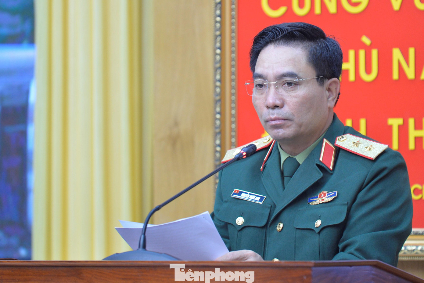 Trung tướng Nguyễn Doãn Anh, Tư lệnh Quân khu 4 phát biểu kết luận Hội nghị.